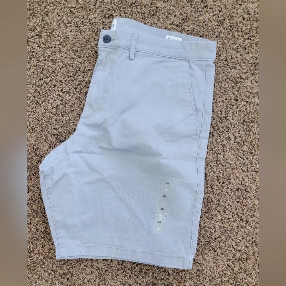 GAP KHAKI SHORTS